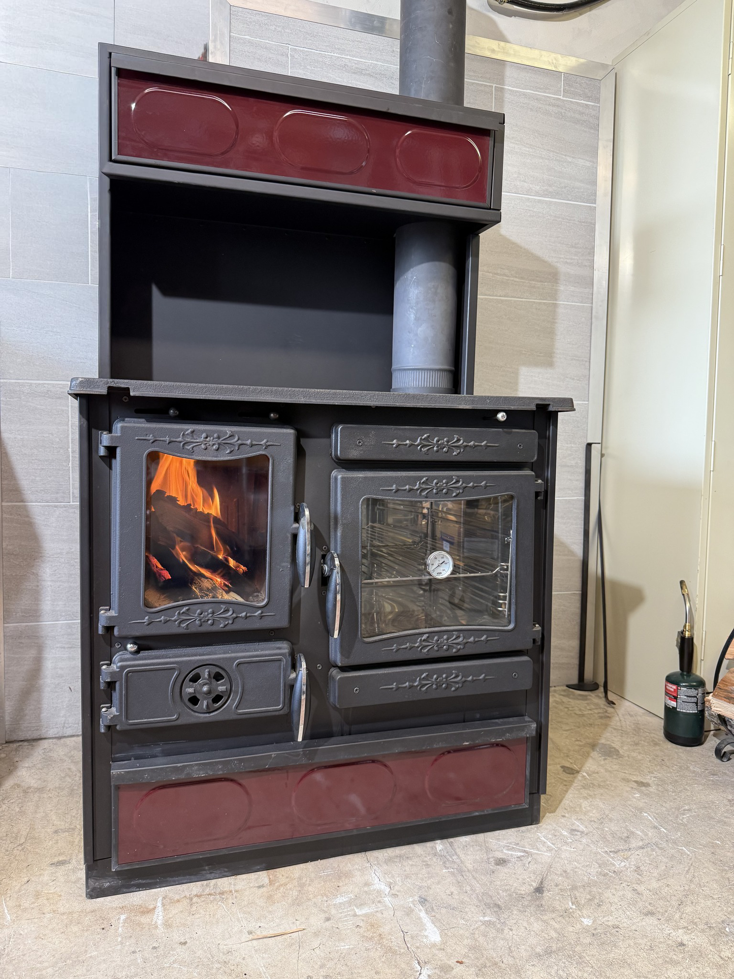 Guliver Burgundy Wood Cookstove with Top Warming Oven